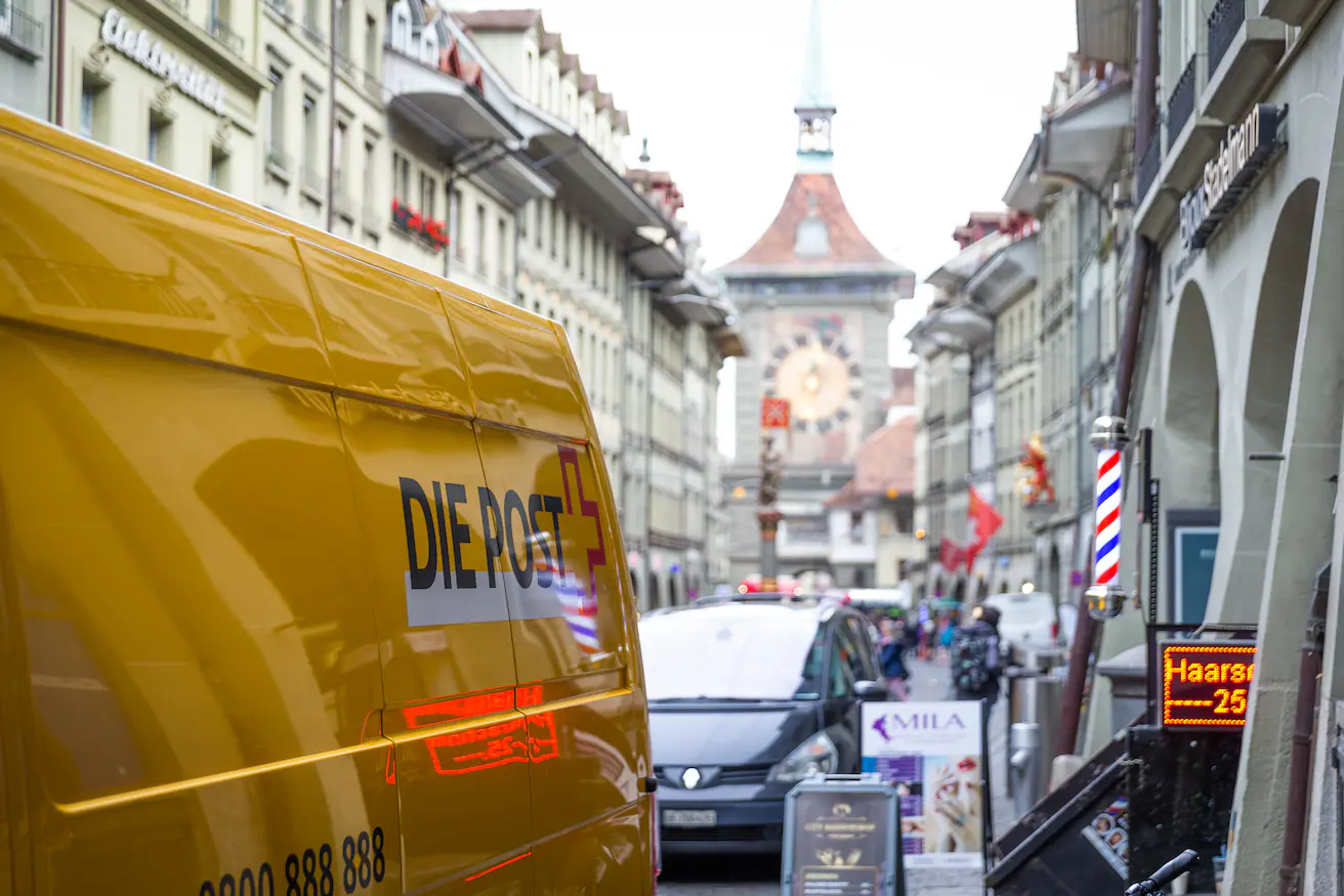 Lieferwagen der Post in der Kramgasse in Bern